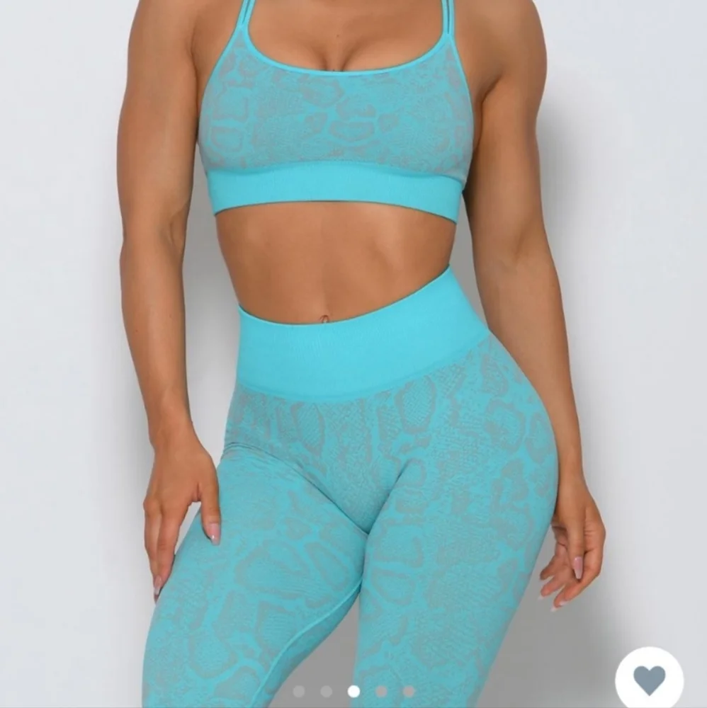 Bombshell NWOT Snakeskin Seamless Blue Grey L/XL - Picture 3 of 13